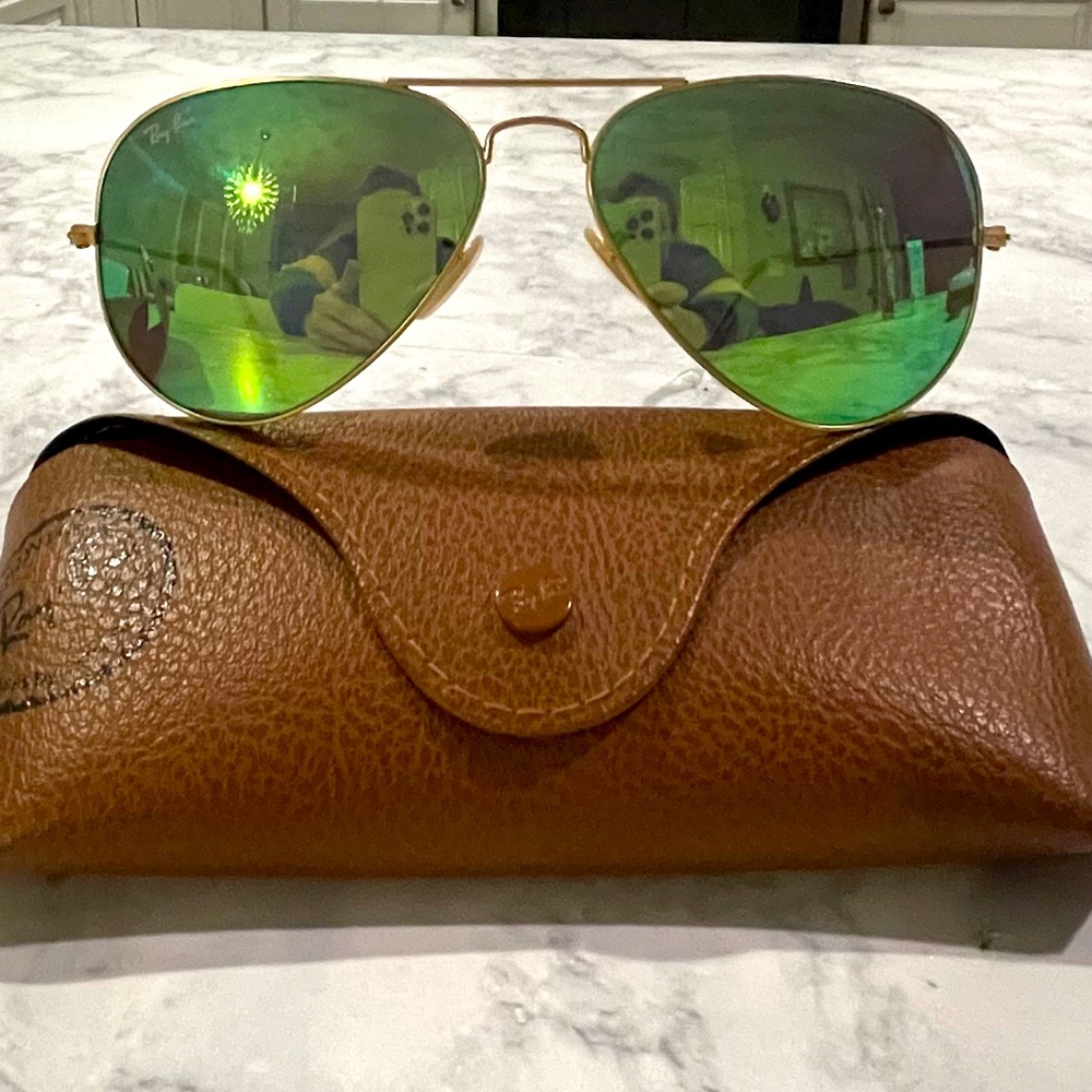 Ray-Ban Sunglasses, RB3025 AVIATOR MIRROR
Color:Gold Matte, Green Mirror